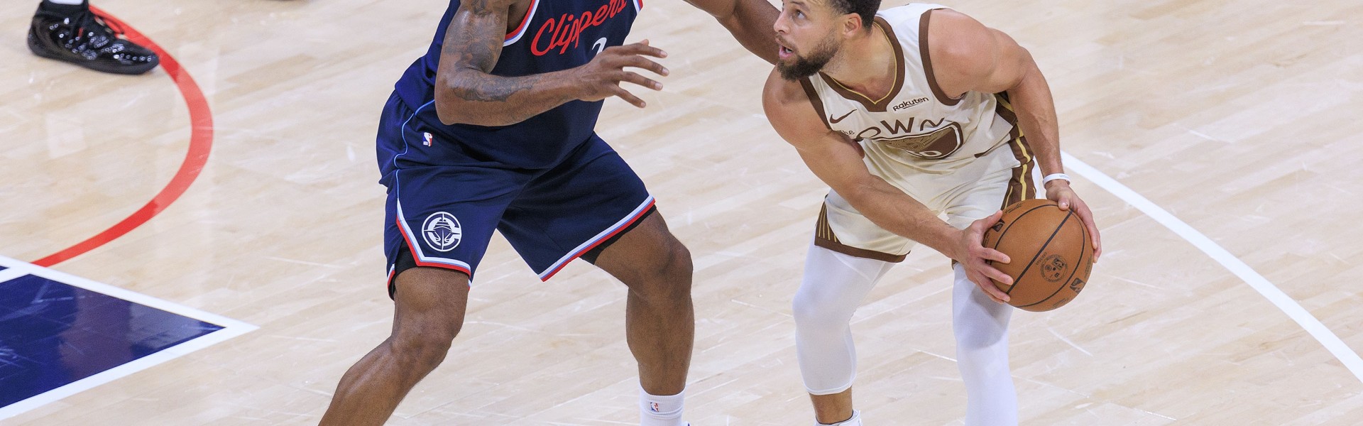 皇冠体育网址-媒体人：勇士现在靠库里的历史信用 湖人至少承认他们是当下逻辑