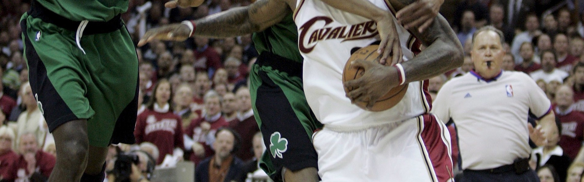 皇冠体育-皮尔斯评詹姆斯：兼具大本级别体格与后卫技术风格的独特存在