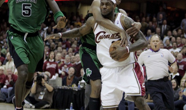 皇冠体育-皮尔斯评詹姆斯：兼具大本级别体格与后卫技术风格的独特存在