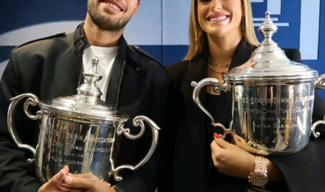 爆笑！萨巴伦卡当面把阿卡叫成辛纳，阿卡小发雷霆，抱着冠军奖杯要走