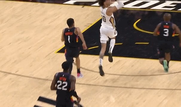 皇冠体育网址-布克遭遇腿筋拉伤 复出时间或将影响季后赛格局