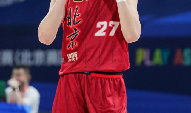 皇冠体育-玩梗甚至能赚点钱！周琦接了鸡蛋灌饼的广告：有琦父必有琦子