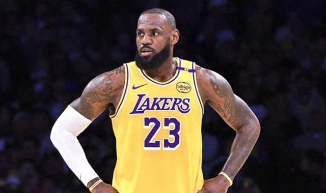 皇冠体育-连续两年首轮被绅士横扫！詹姆斯已不具备争冠能力