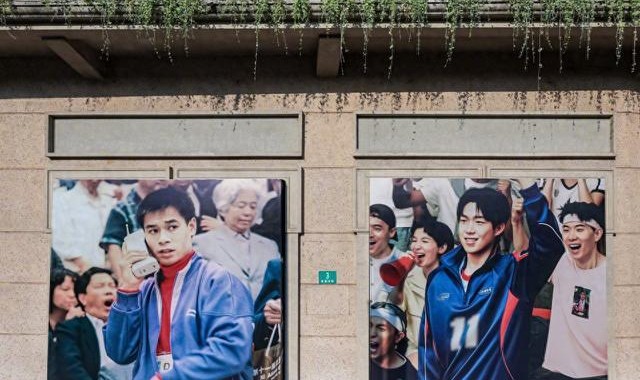 皇冠体育-王楚钦参加商业活动，亮相时左顾右盼不知站哪儿，样子很是呆萌！